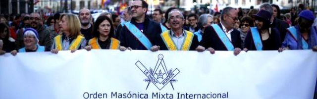 Por primera vez los masones salen a la calle en Espa�a con pancartas y ropajes: su causa, el aborto