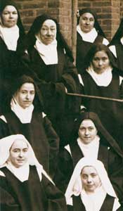 Sor Teresa del Niño Jesús (segunda fila por abajo, a la derecha) y sor Genoveva de la Santa Faz (primera fila por abajo, a la izquierda) en una foto de grupo sacada el 15 de abril de 1895, lunes de Pascua