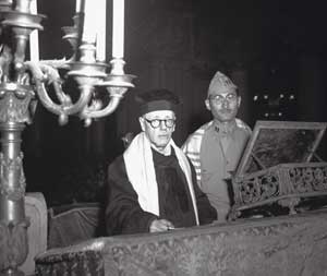 El rabino Israel Zolli en la sinagoga de Roma, 31 de julio de 1944. La Ciudad Eterna ha sido liberada por las tropas aliadas y Zolli, acompañado de otro rabino estadounidense, lee un mensaje de agradecimiento